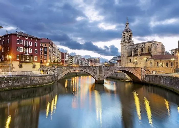 Spacious And Bright Downtown In * ビルバオ