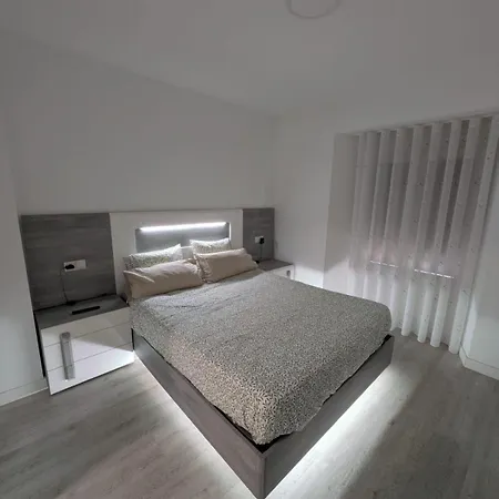 Spacious And Bright Downtown In Apartment