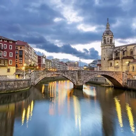 Spacious And Bright Downtown In * Bilbau